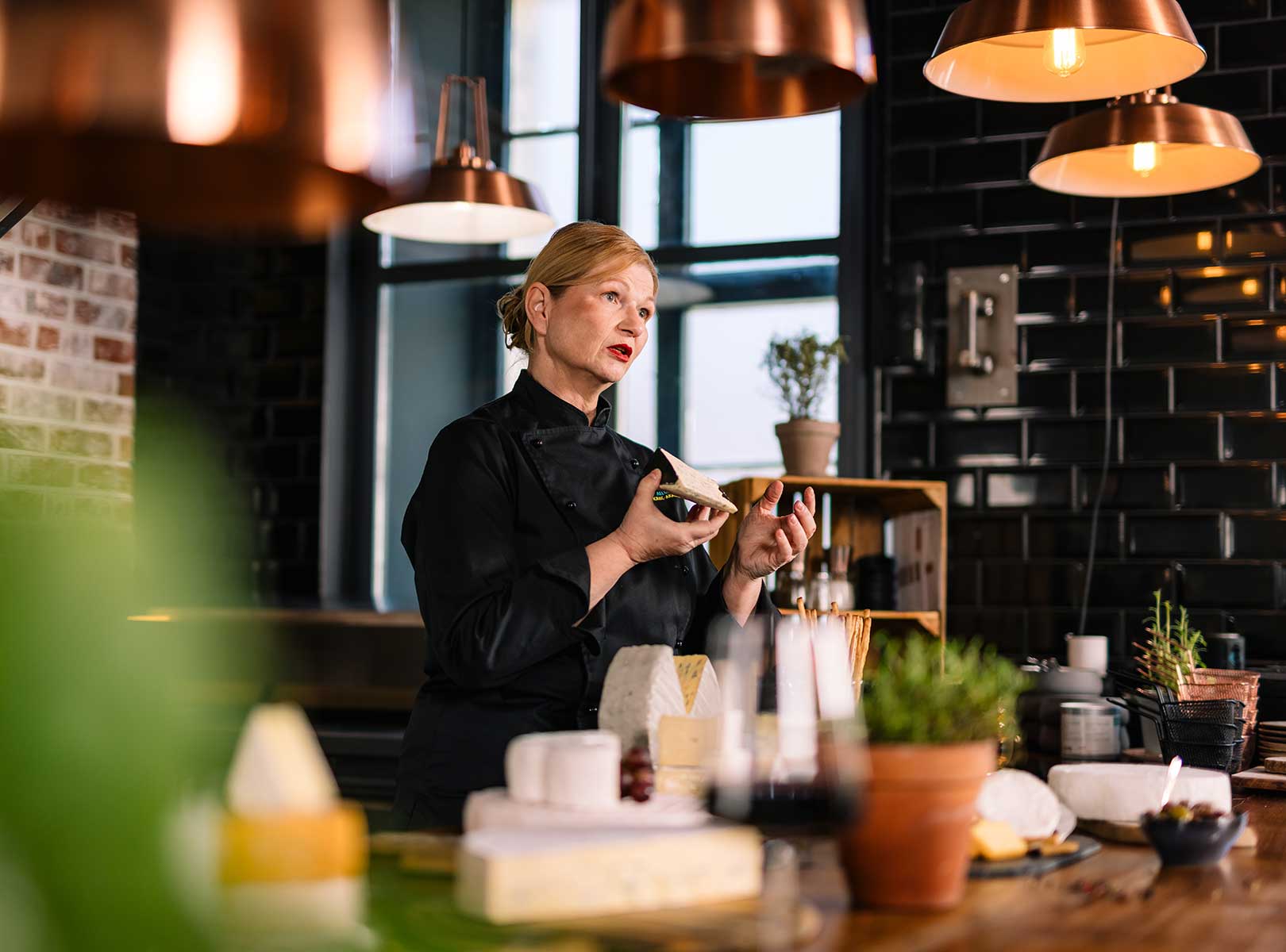 Käseturm auf Holzbrett